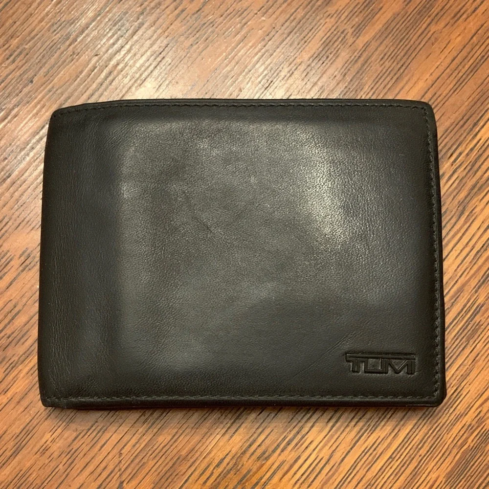 TUMI Classic Black Leather Wallet EUC